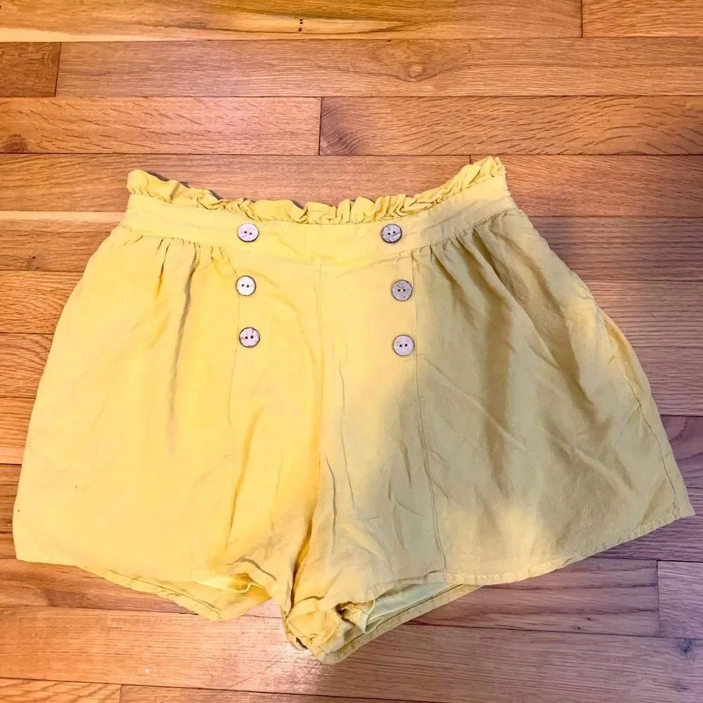 Fashion on Earth Medium high rise shorts
